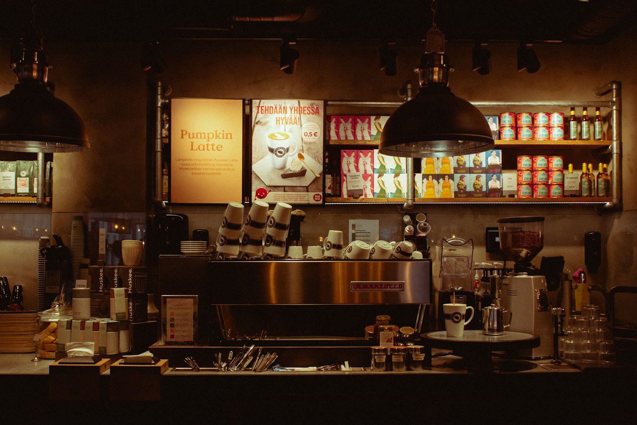 灯りのともるカフェの店内